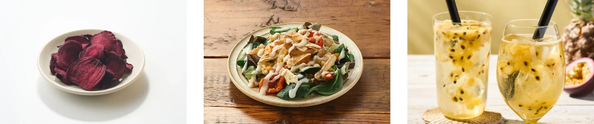 ビーツチップス、チキンと野菜のサラダ、パッションフルーツドリンクの3種類の食品が写っています。健康的な食事や軽食、リフレッシュメントのシーンを表しています。