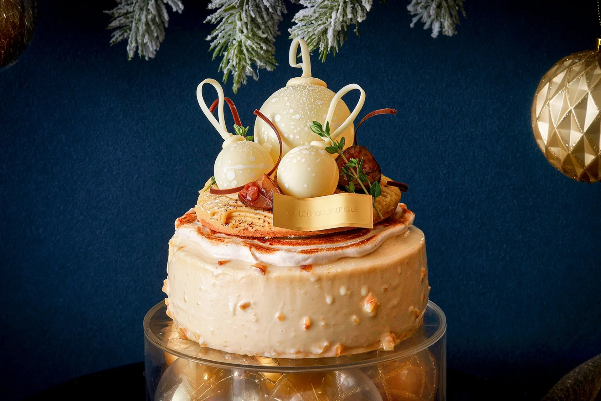 クリスマスツリーの飾りを模した白いチョコレートボールが飾られた、豪華なクリスマスケーキです。