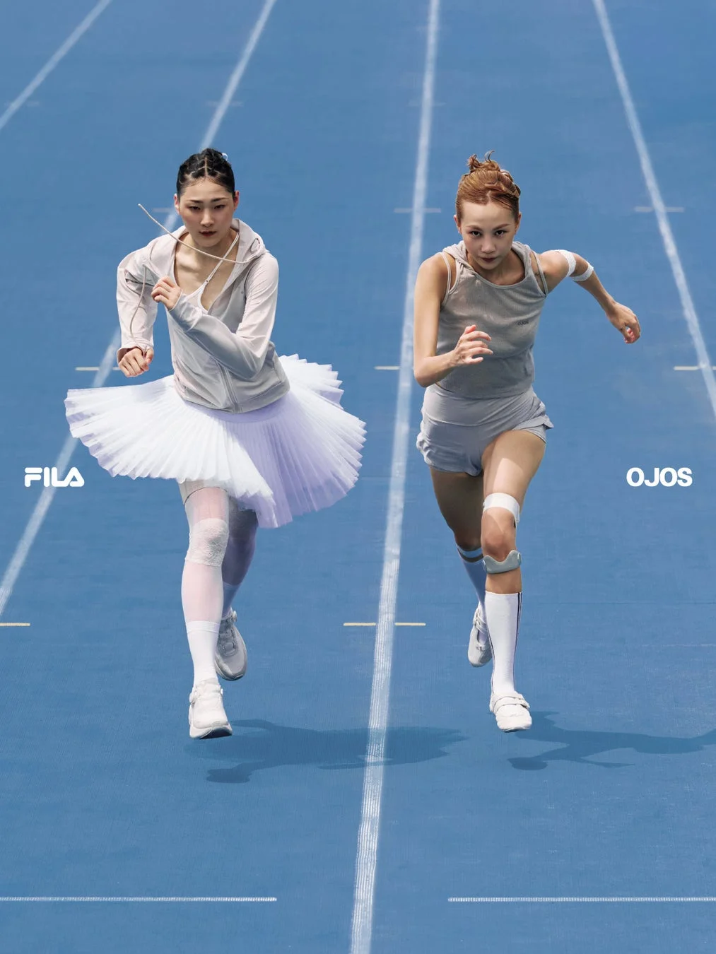 ランニングトラックの女性モデル