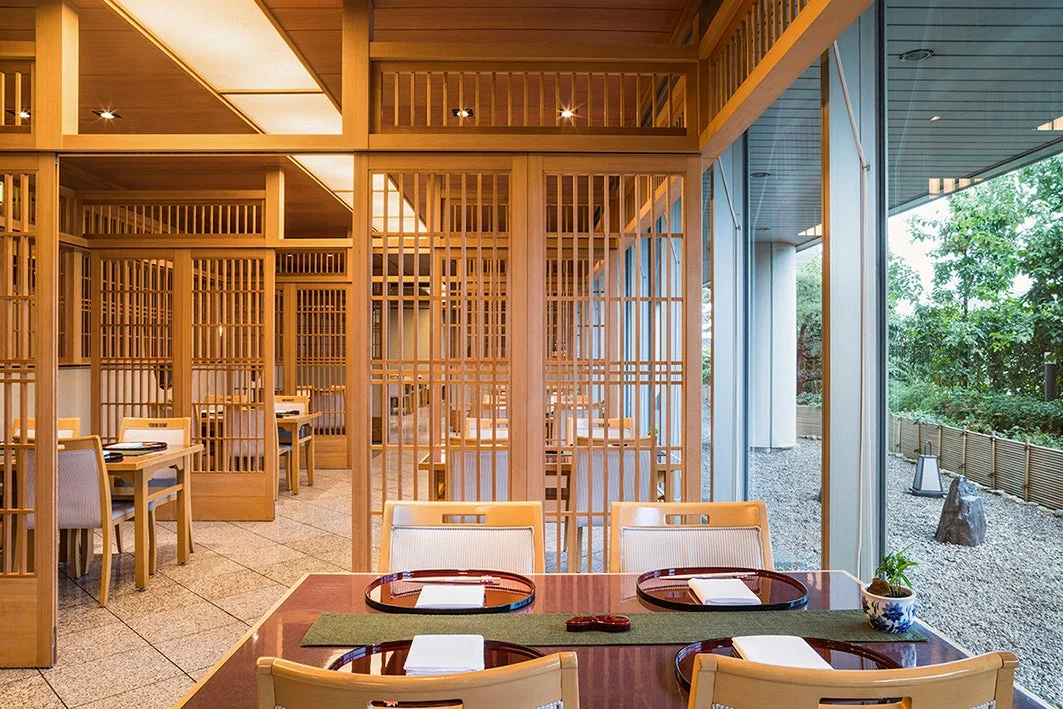 日本料理「花暦」の店内と庭園