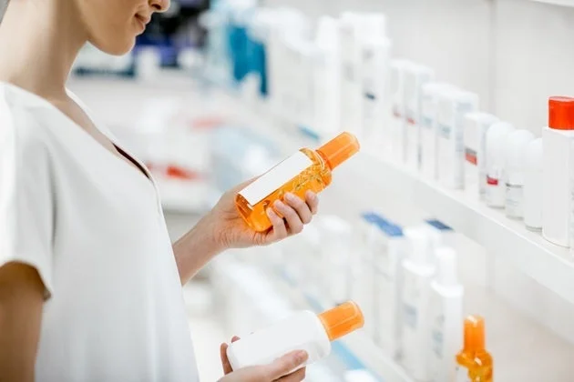 女性が商品を見ている様子