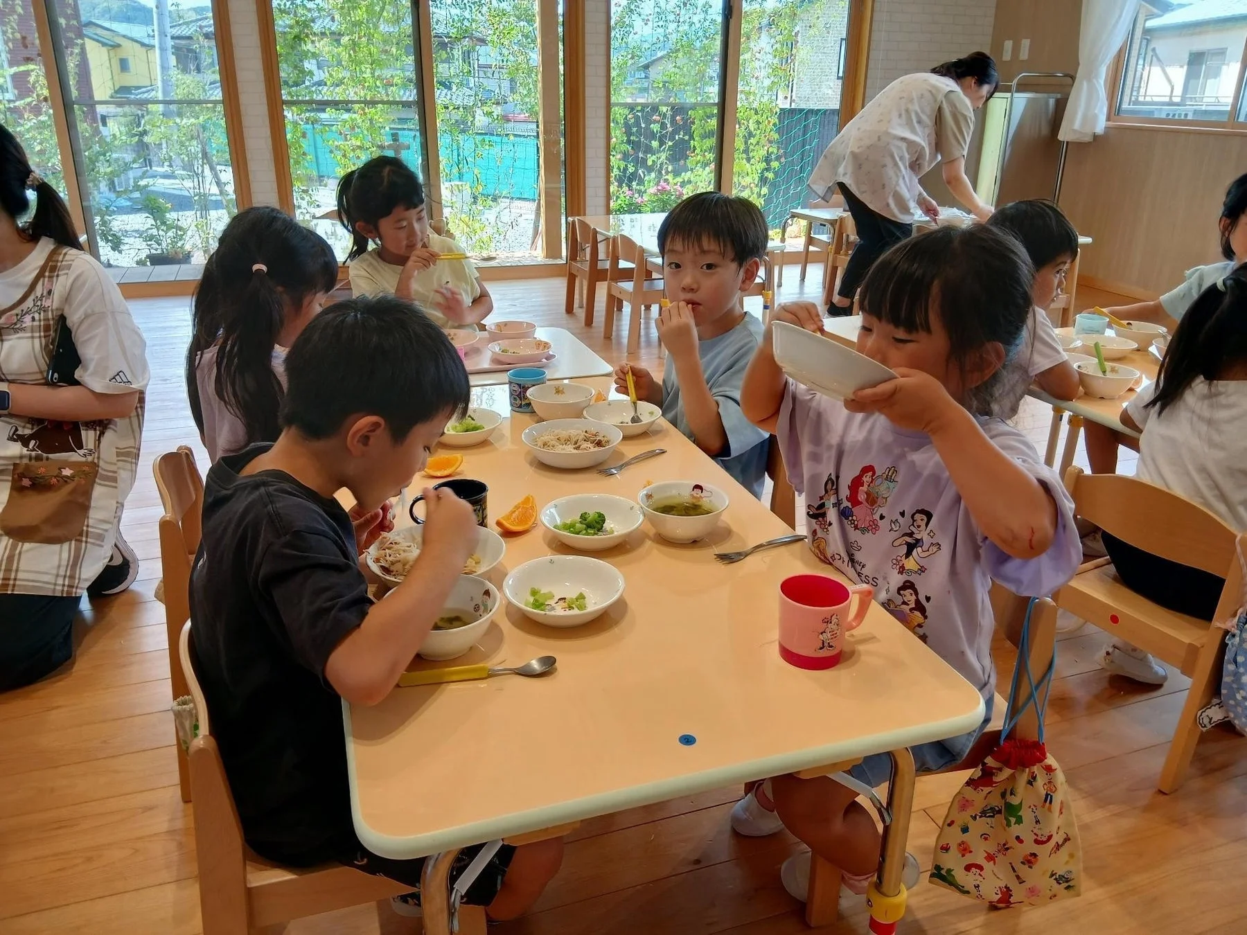 保育園で園児たちが給食を食べている様子