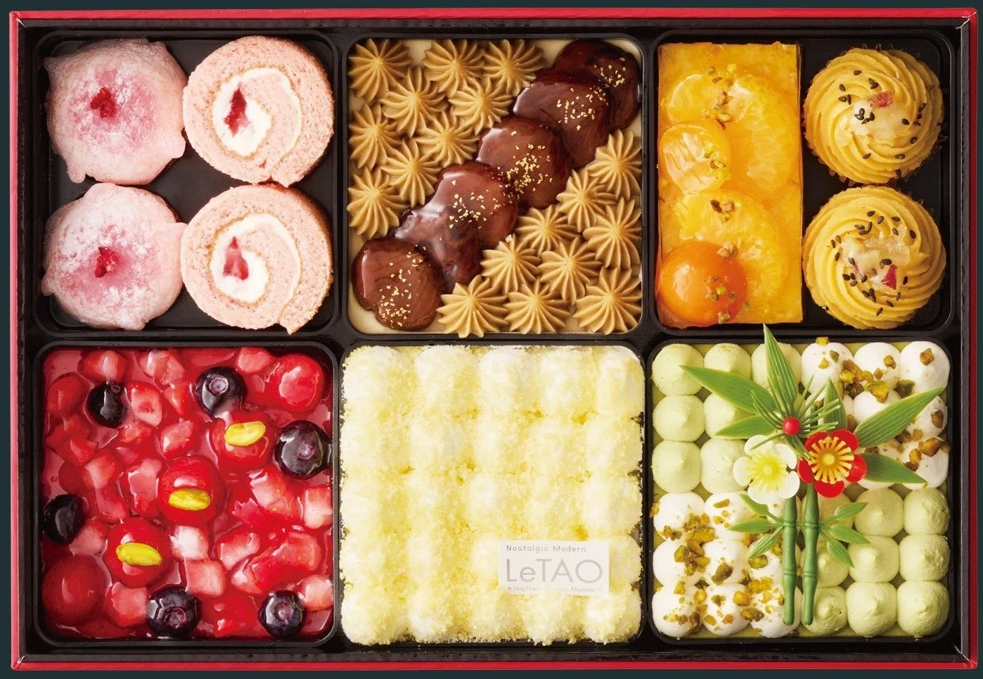 様々な種類のカラフルな洋菓子が美しく詰め合わせられたお重