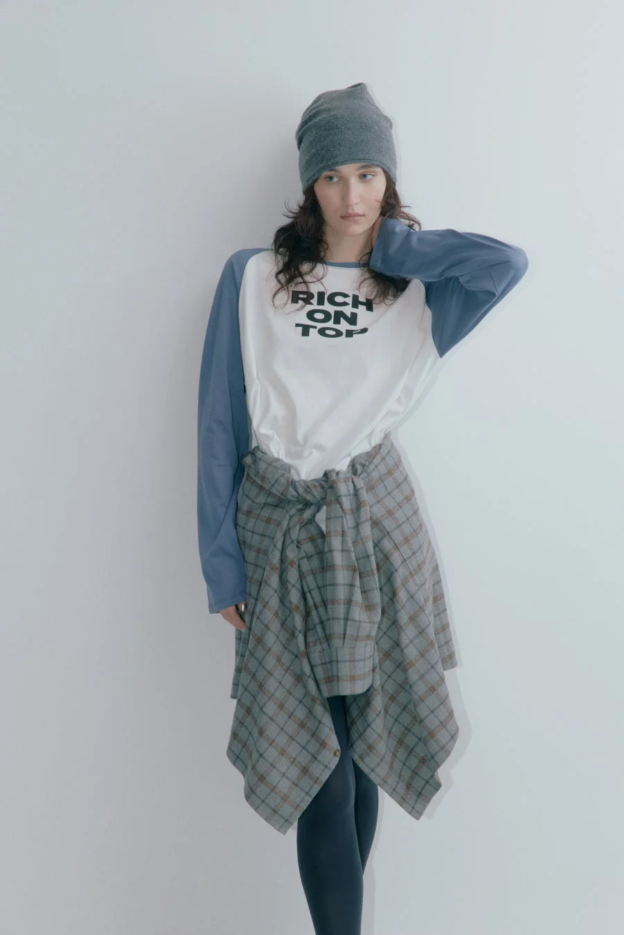 ビーニーとチェックシャツの女性