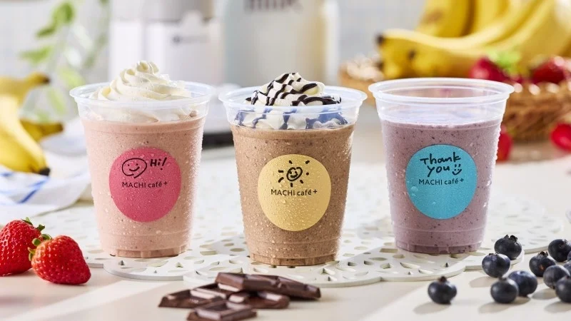 3種類の冷たいドリンクが並べられており、それぞれいちご、チョコレート、ブルーベリーのフレーバーが特徴です。ホイップクリームがトッピングされ、フレッシュなフルーツも添えられています。