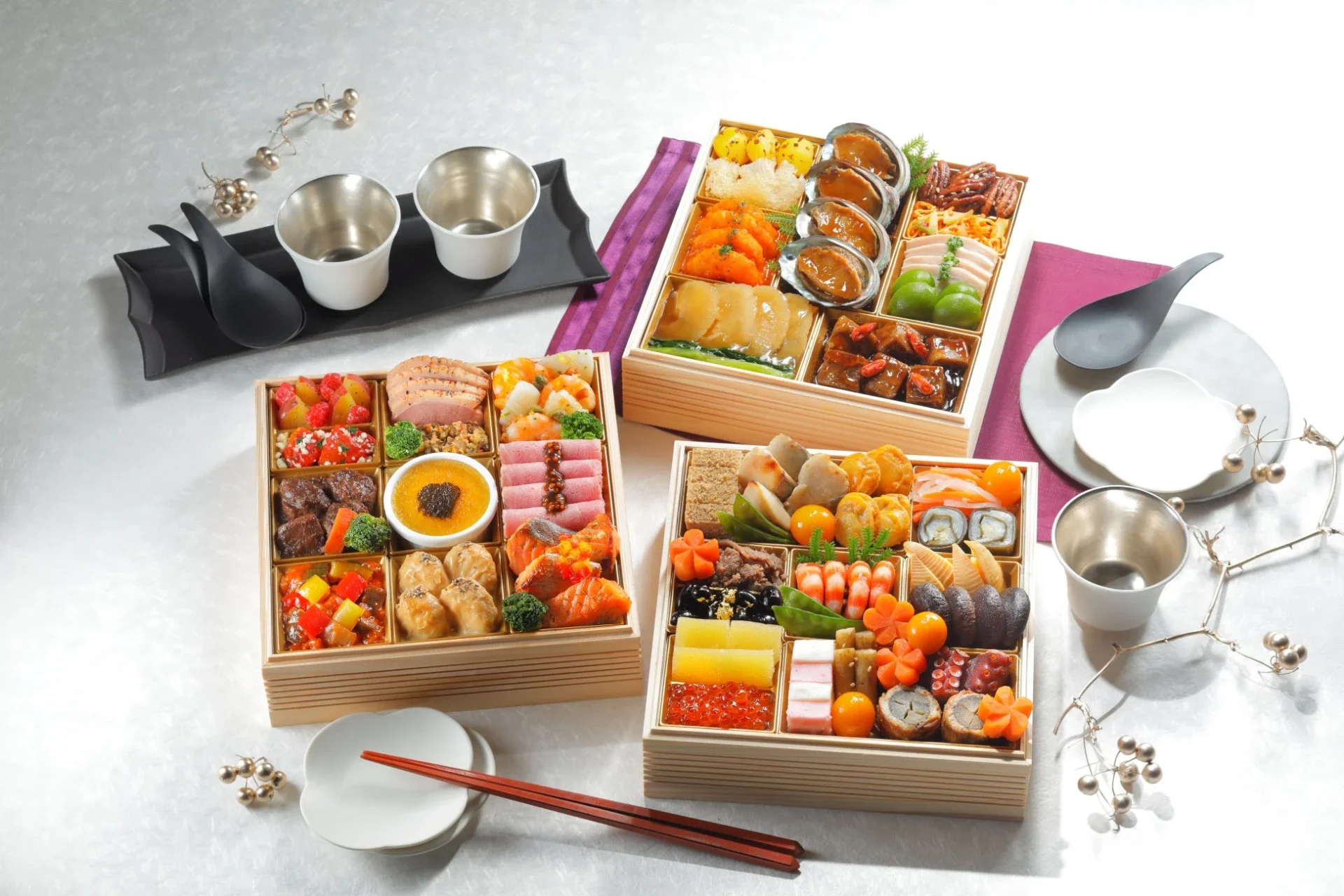 豪華な食材が詰められた三段のおせち料理