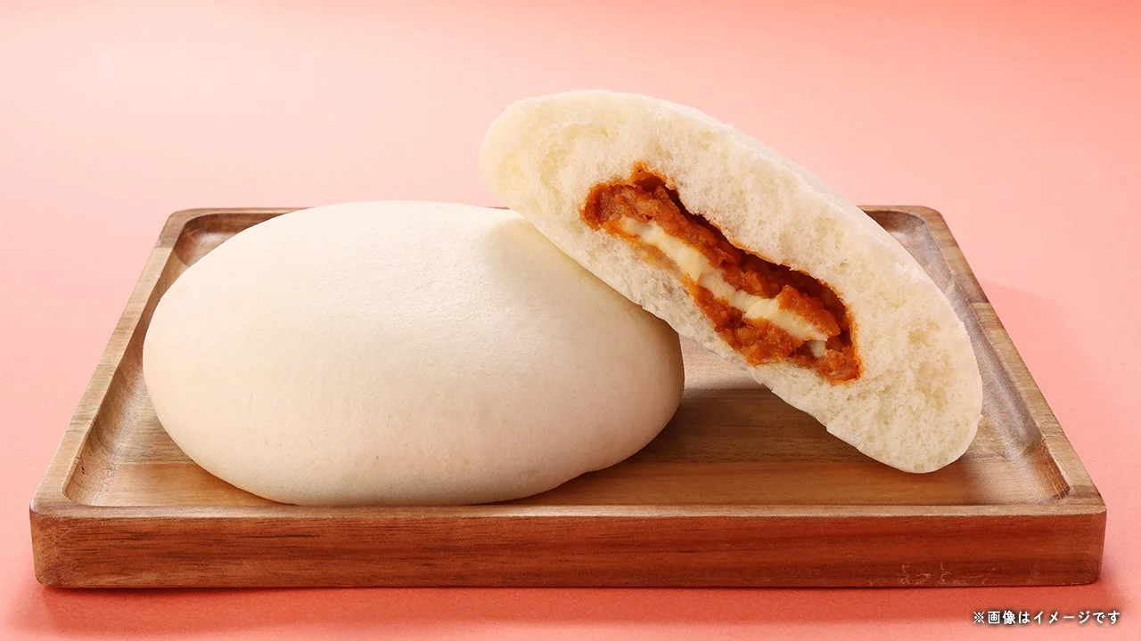 ピザ風味の具材とチーズが入った大きなピザまん