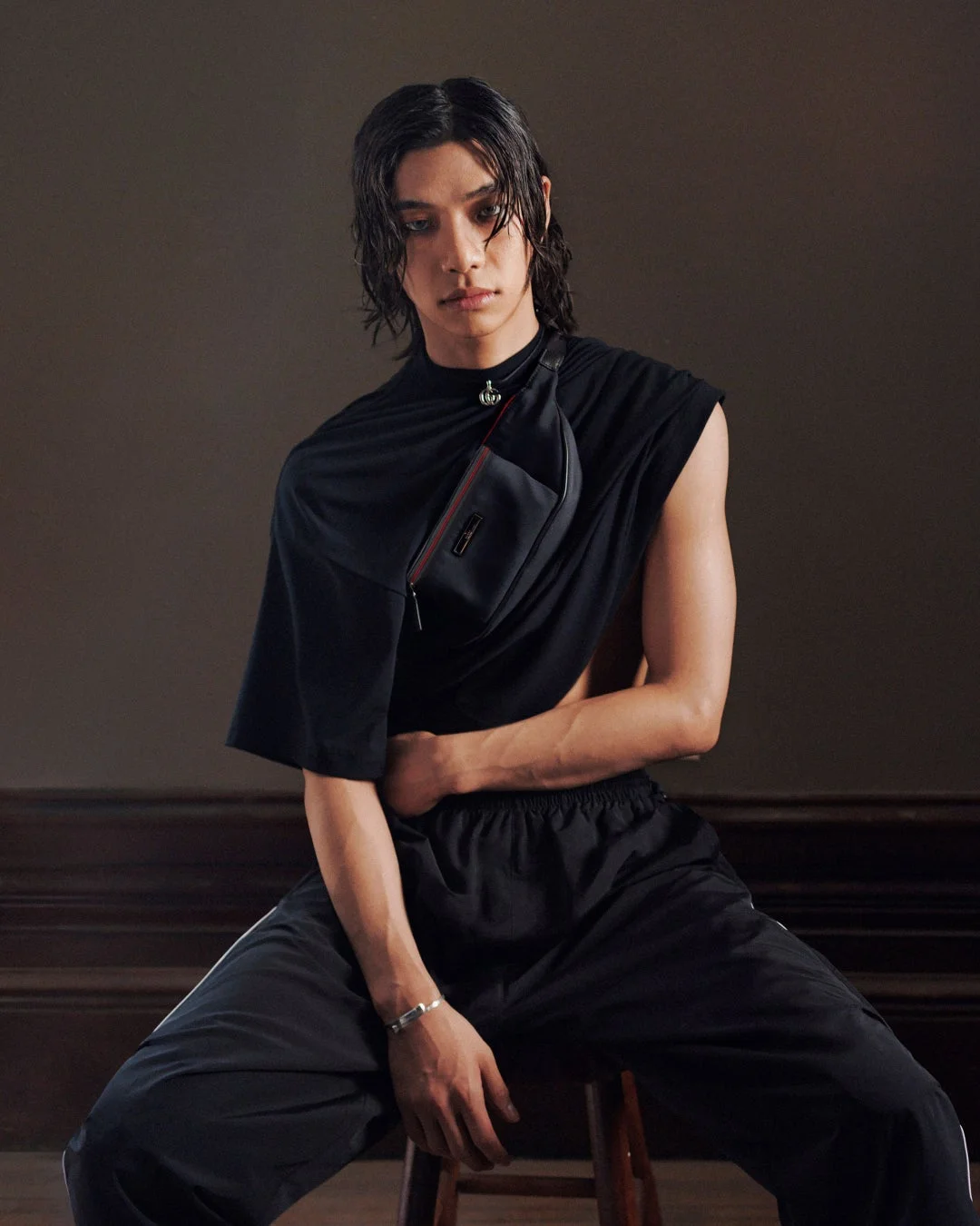 黒コーデの男性