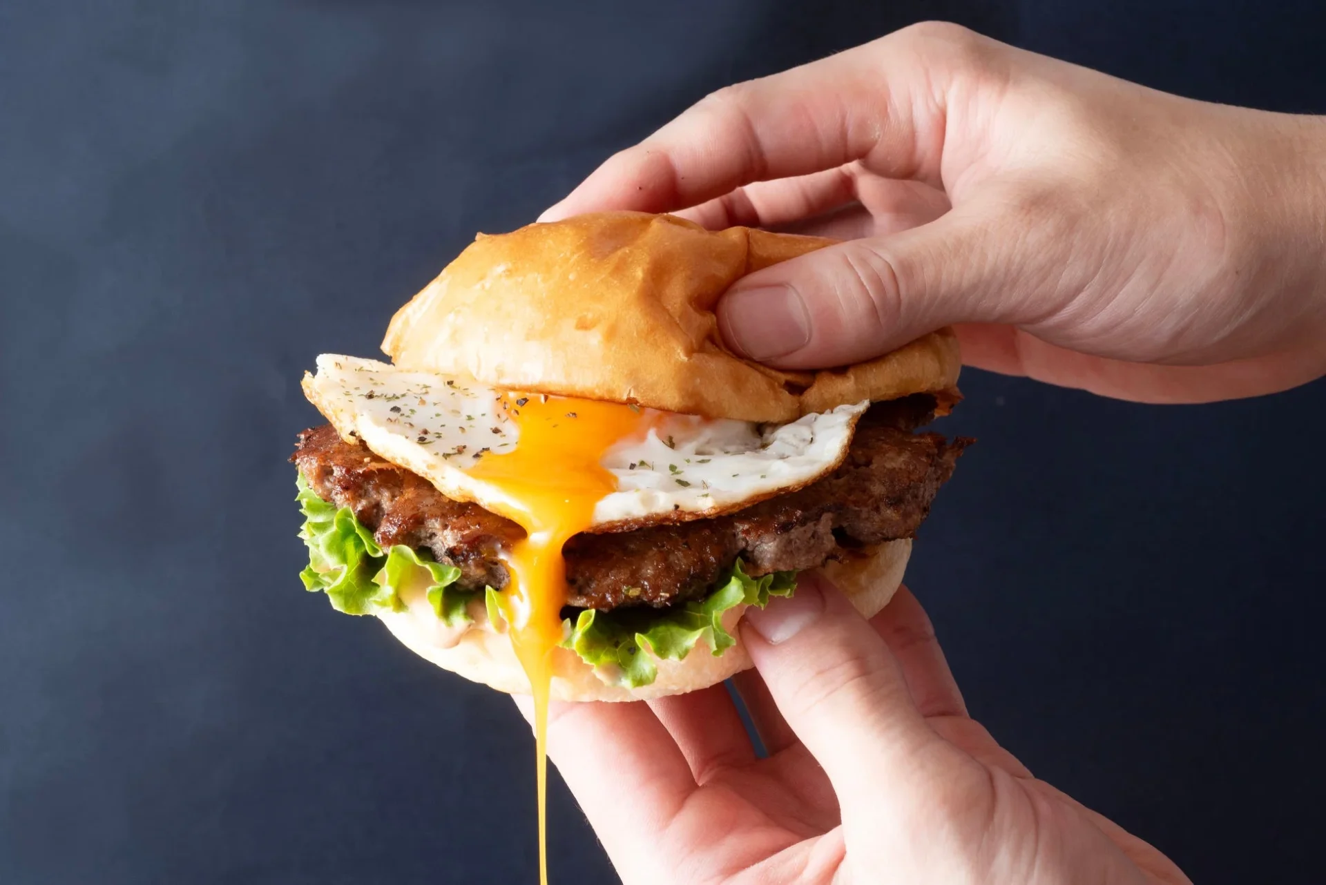 半熟目玉焼きがとろける月見バーガー