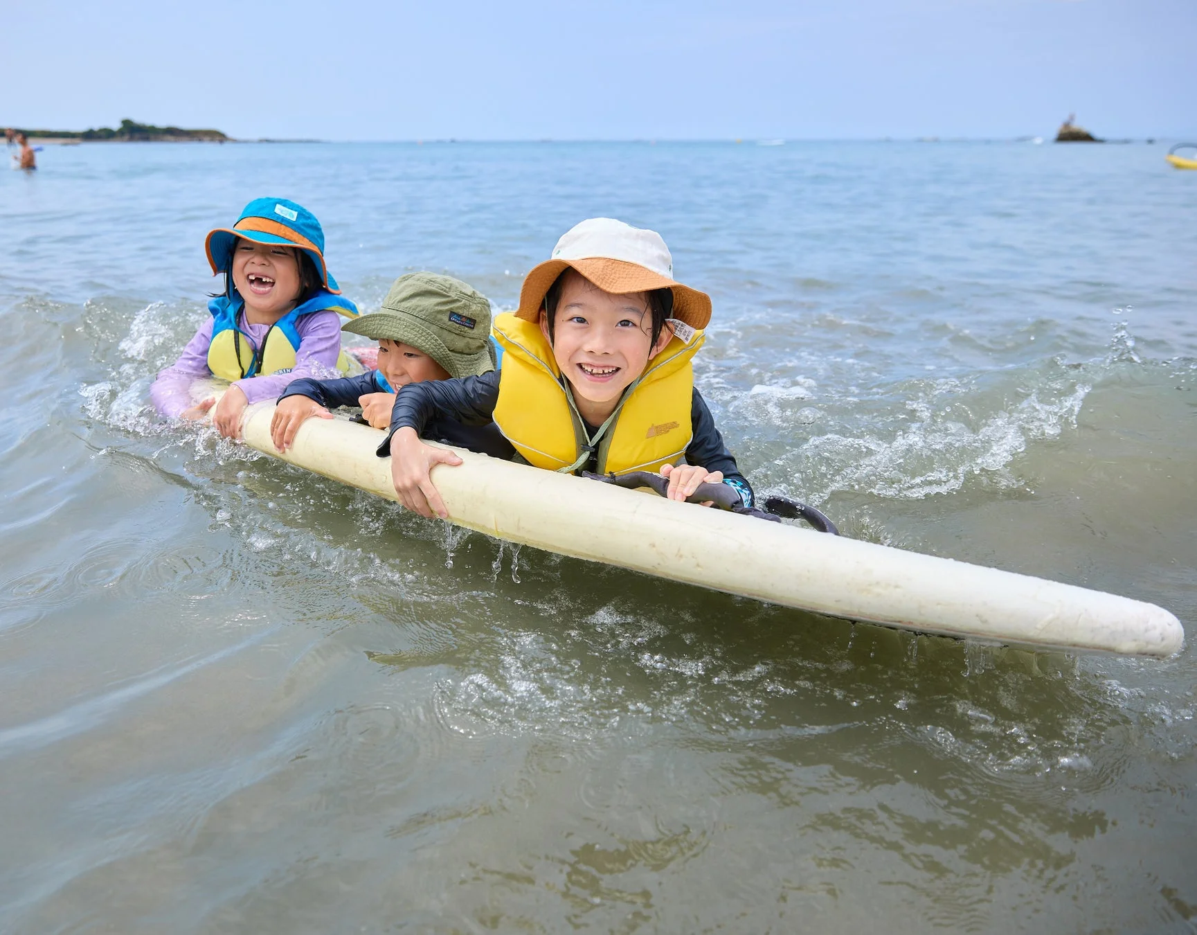 子供たちが海で遊ぶ