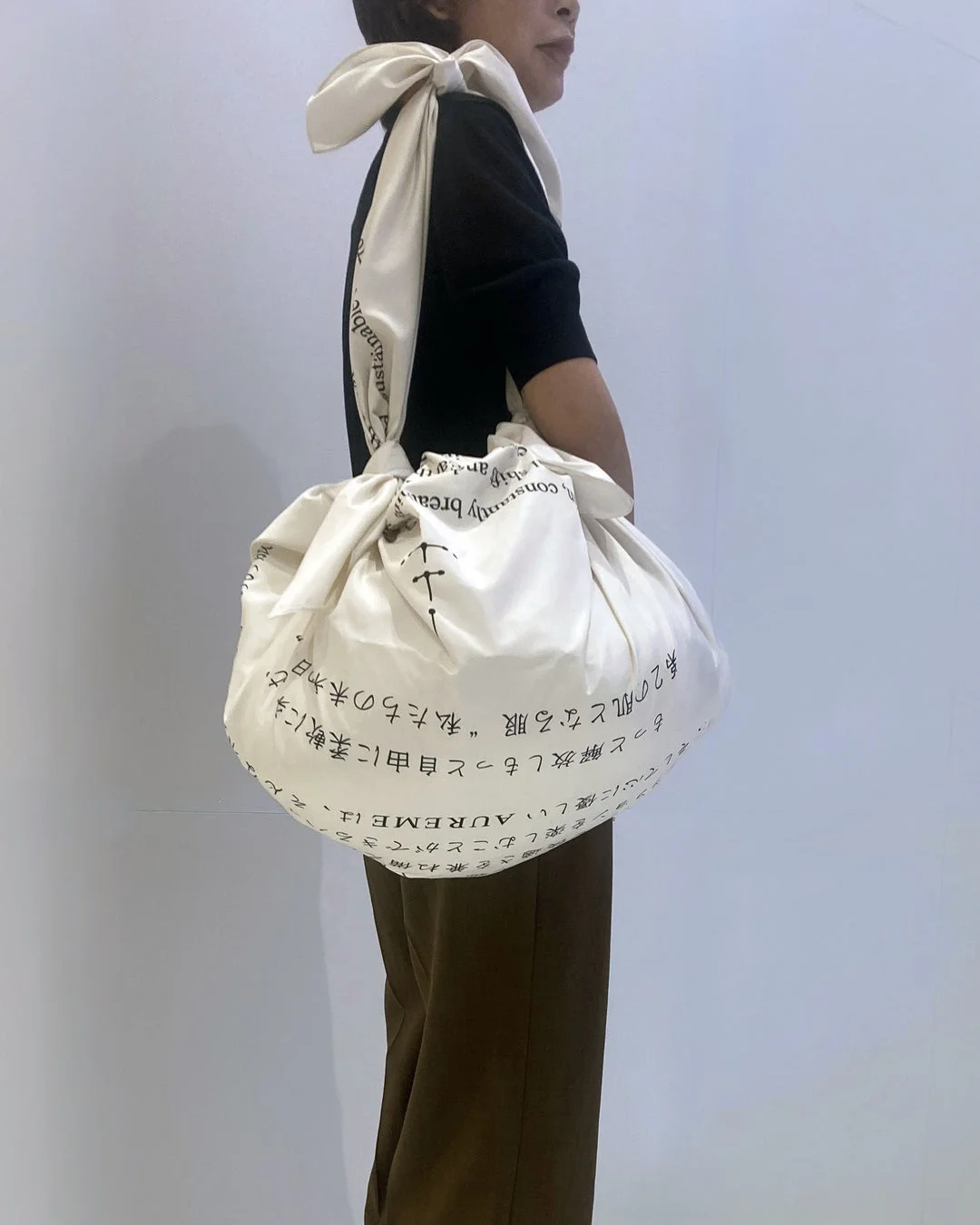 風呂敷タイプの包装を身につけた様子