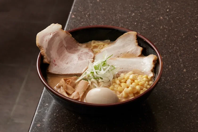 黒い器に入ったラーメンのクローズアップ画像
