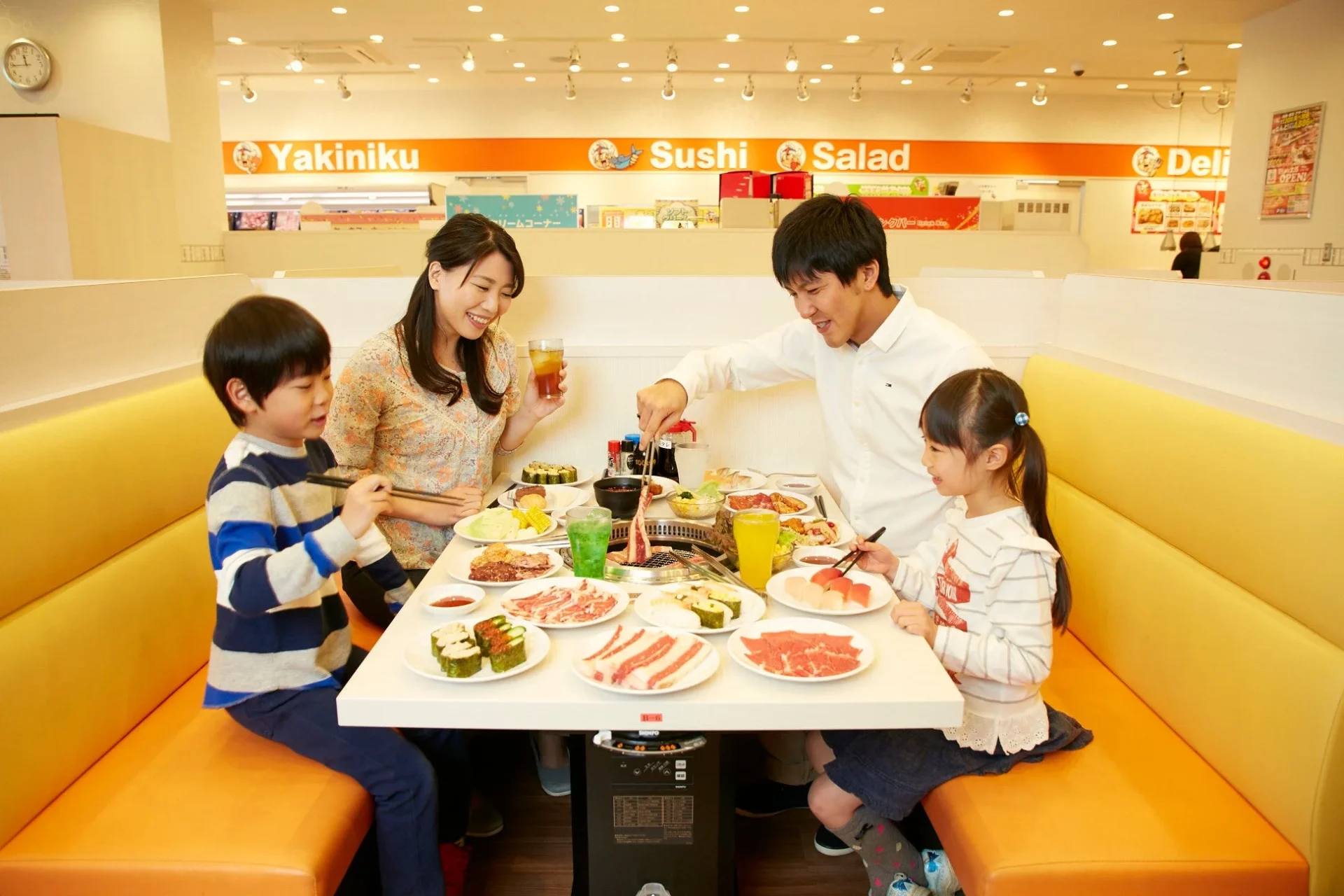 家族で焼肉を楽しむ様子