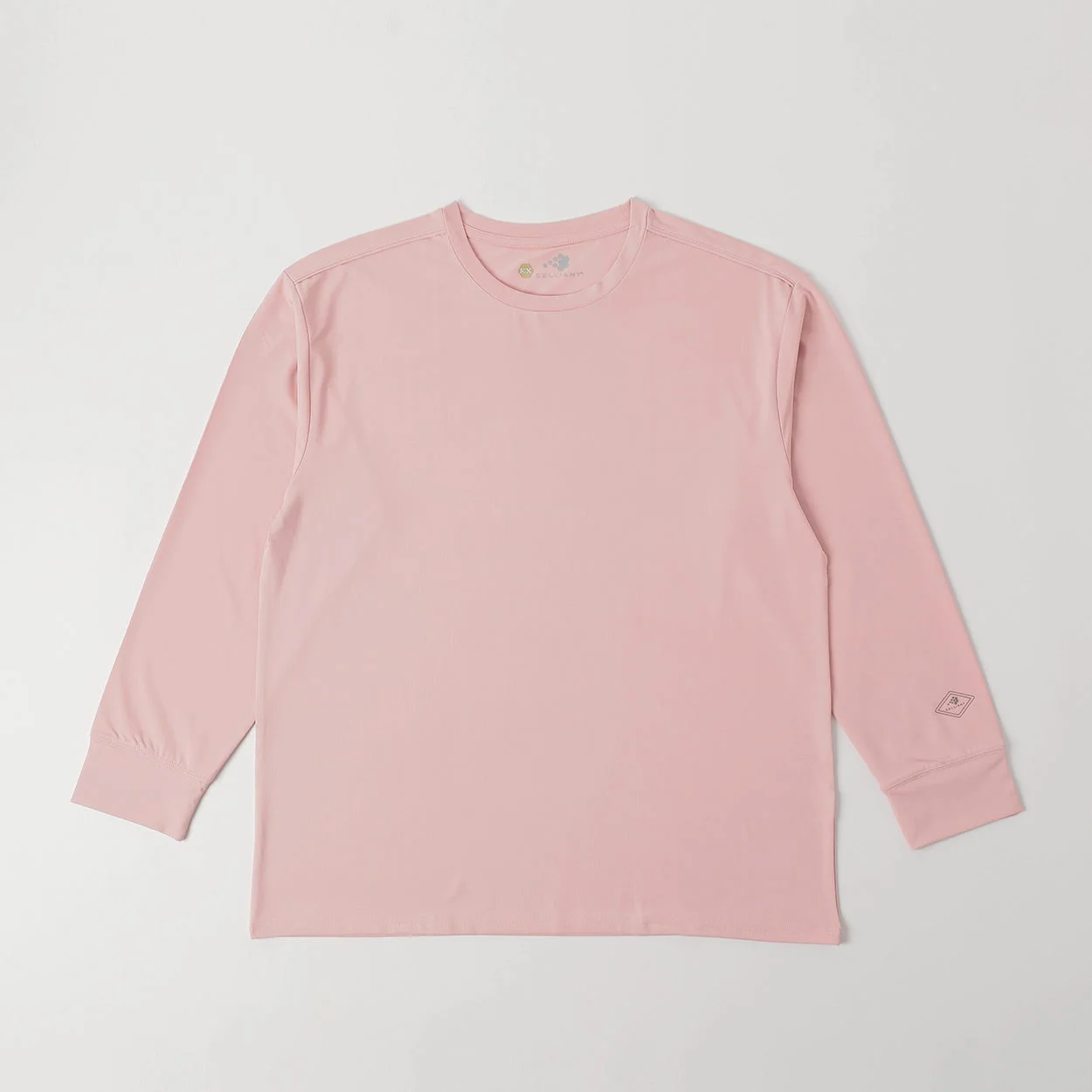 明るいピンク色の無地の長袖Tシャツ