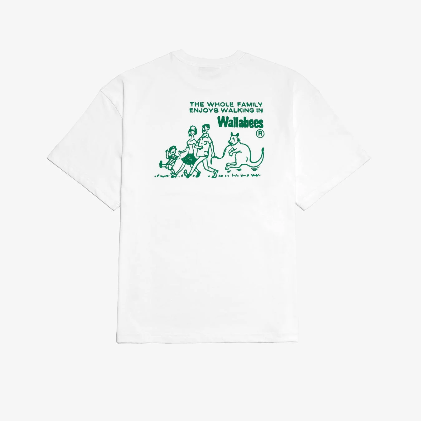 白いTシャツに、家族とワラビーが楽しそうに歩く緑色のイラストと「THE WHOLE FAMILY ENJOYS WALKING IN Wallabees」の文字がプリントされています。