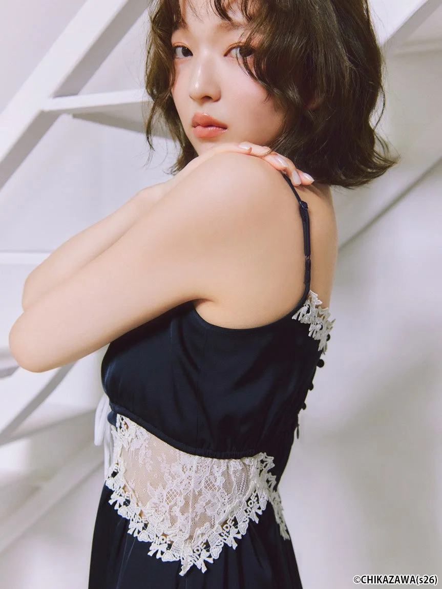 ネイビーのレースがあしらわれたキャミソールドレスを着用した若い女性モデル