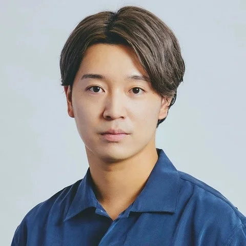 秋山 真氏