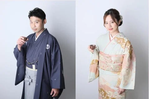 和服を着用し盃を持つ男女