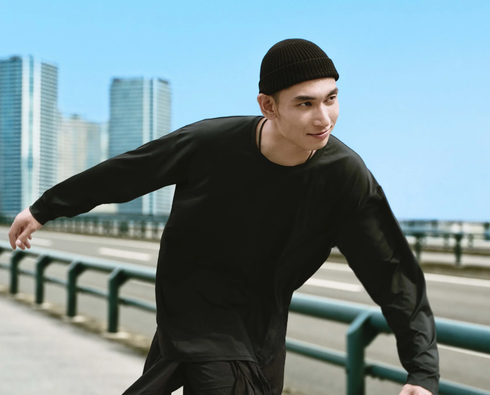 黒いニット帽と長袖シャツを着用した男性