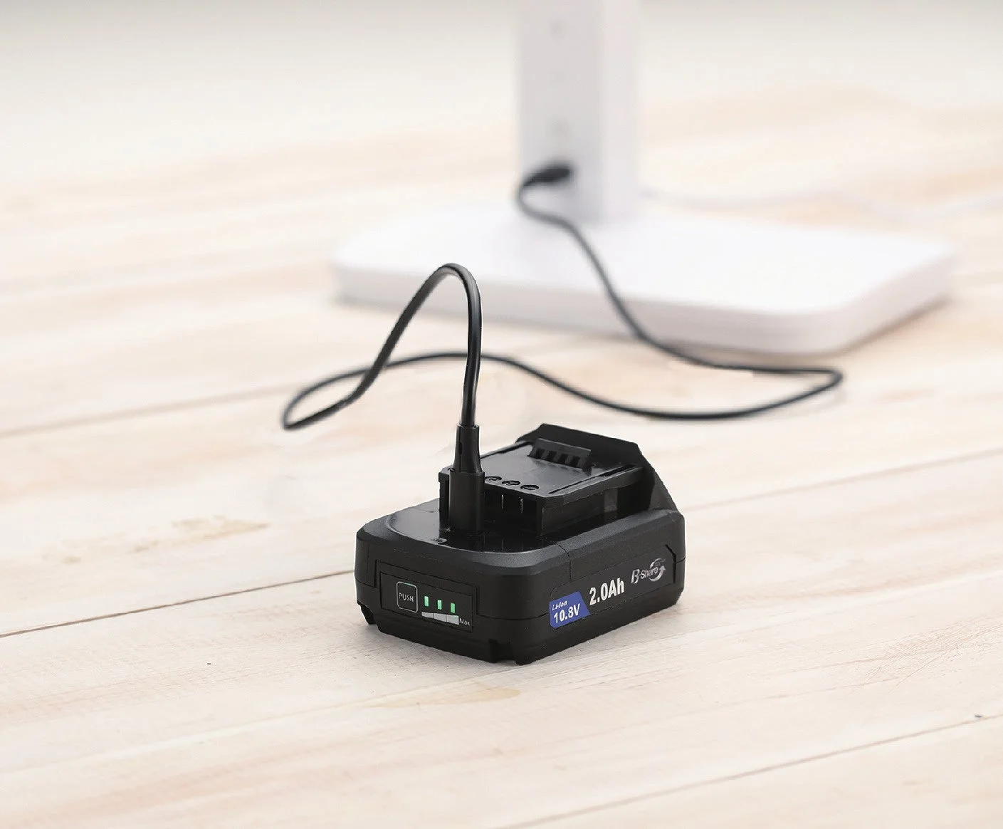 バッテリーとUSB Type-Cケーブル