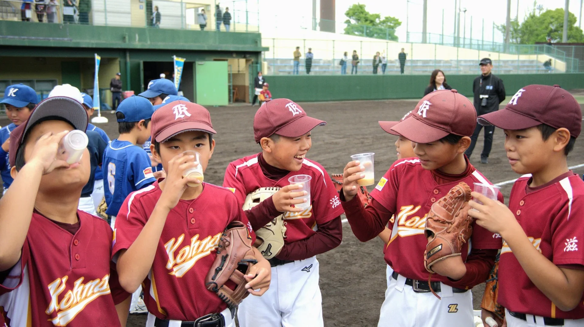 少年たちが飲み物を飲む様子
