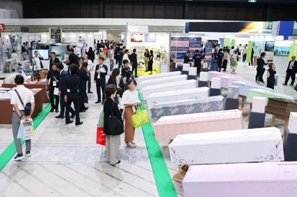 多様な棺が展示されたブース