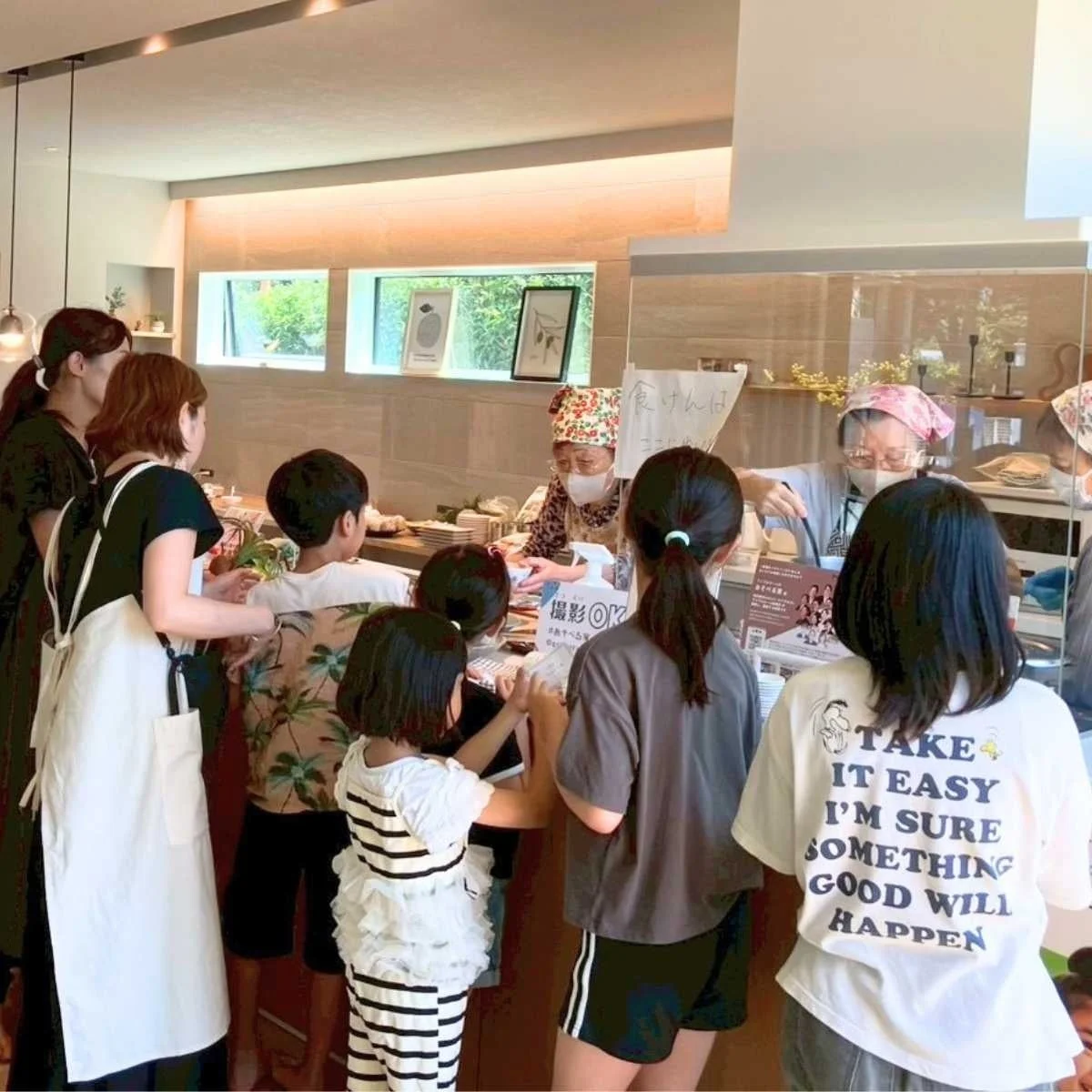 カフェのような店内で交流する人々