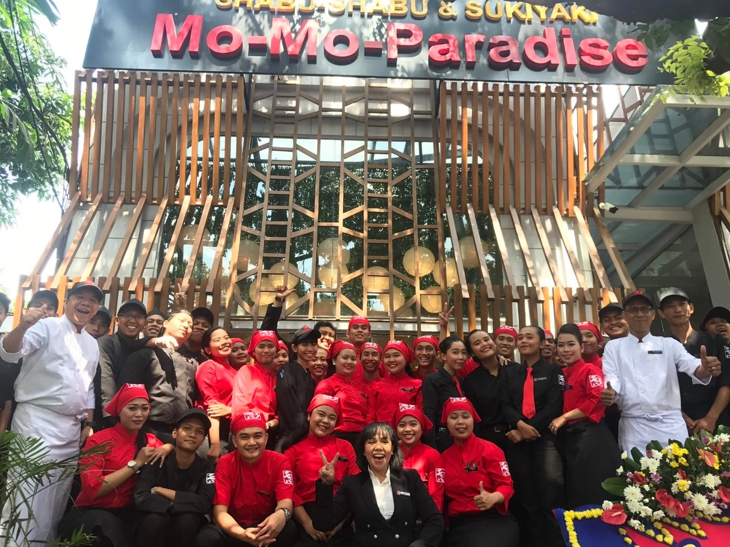 Mo-Mo-Paradise店舗前のスタッフ集合写真