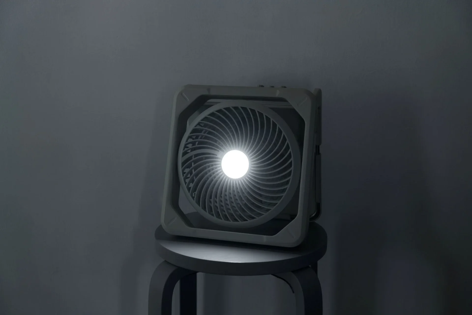 暗闇でLEDライトが光る扇風機