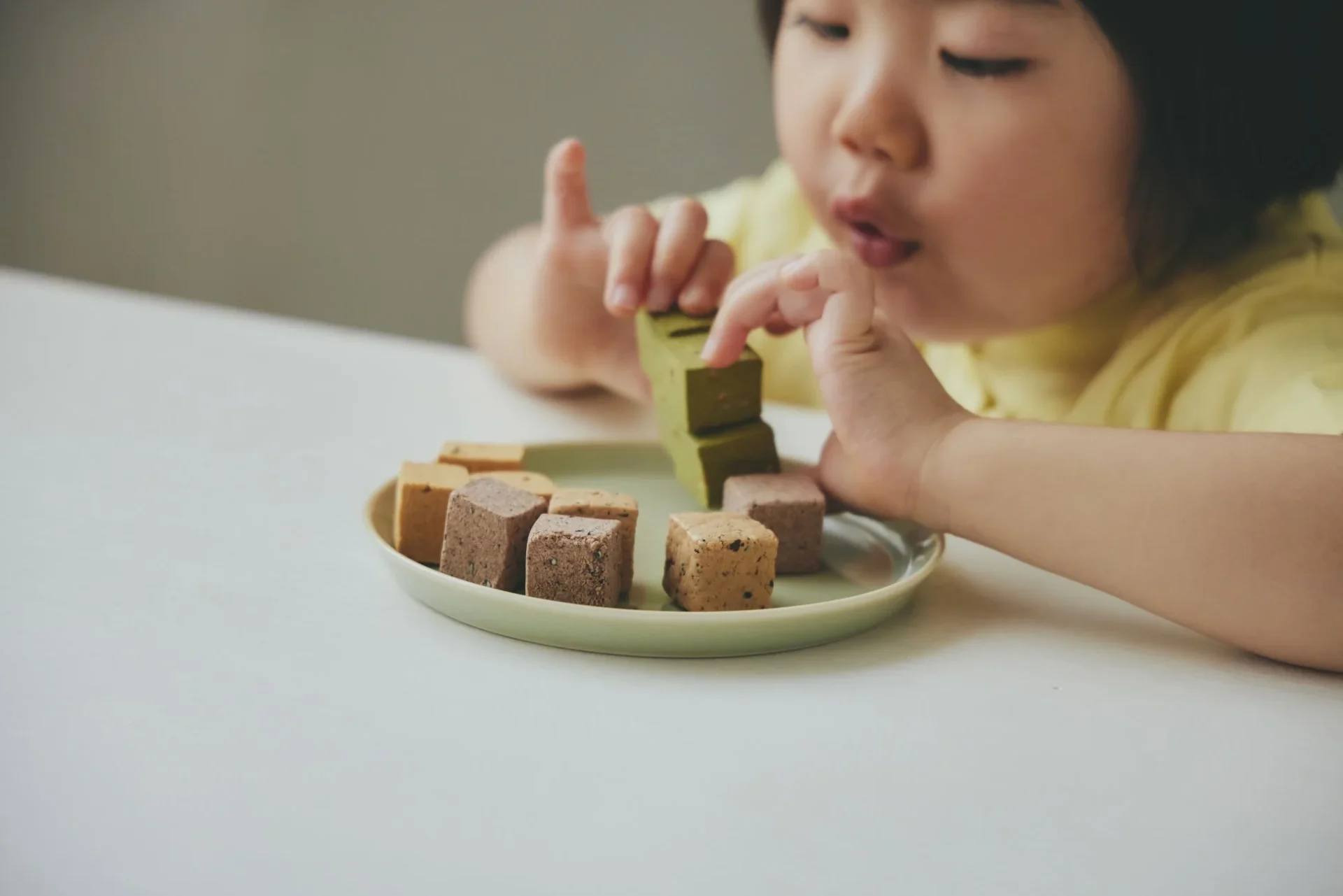 子供がたんぱくキューブで遊ぶ様子