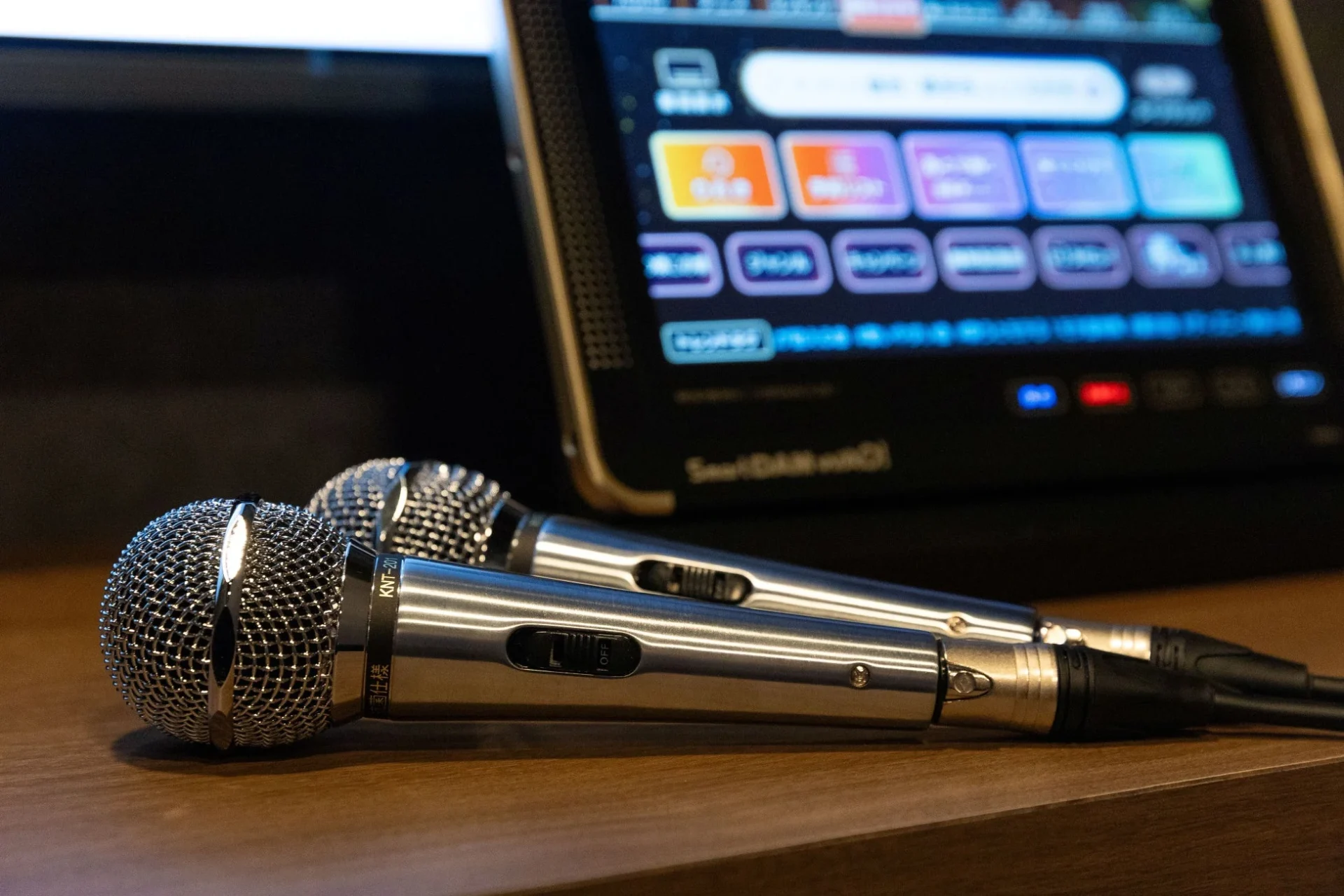 マイクと操作パネルが置かれたカラオケ機器