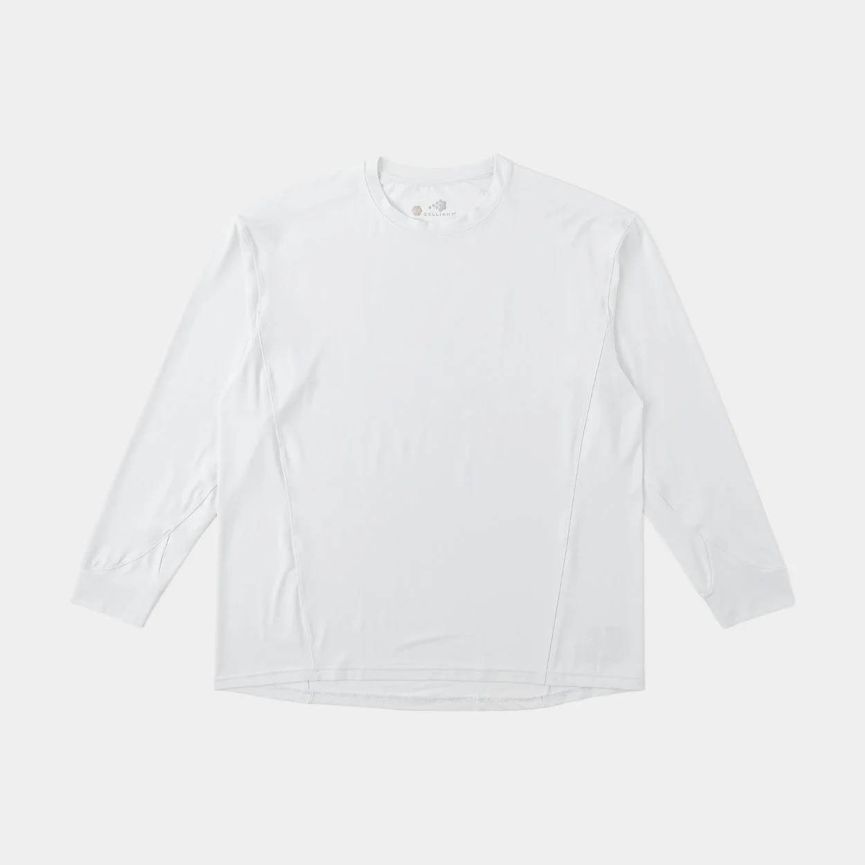 白地のシンプルな長袖Tシャツ