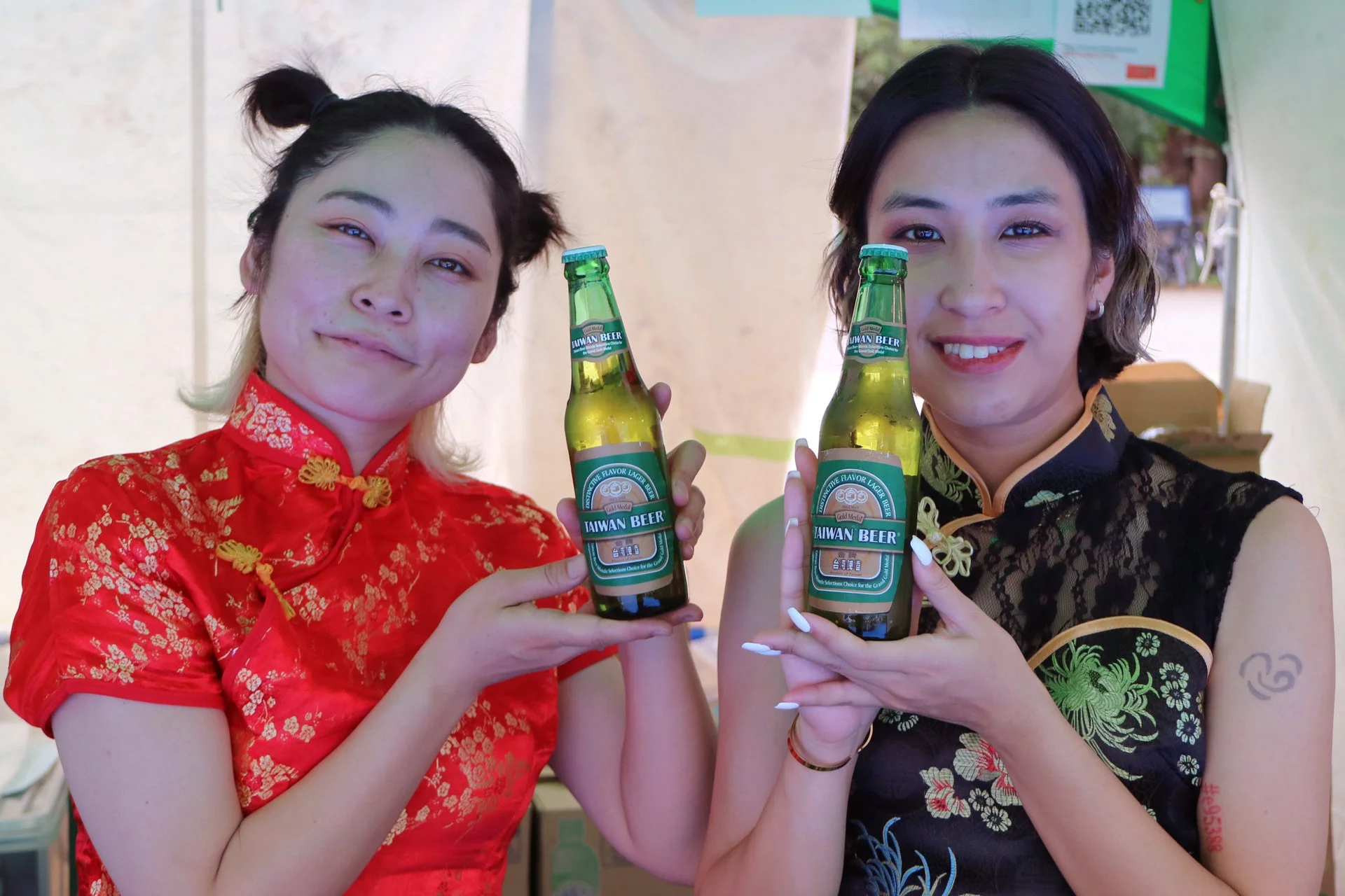 台湾ビールを楽しむ人々