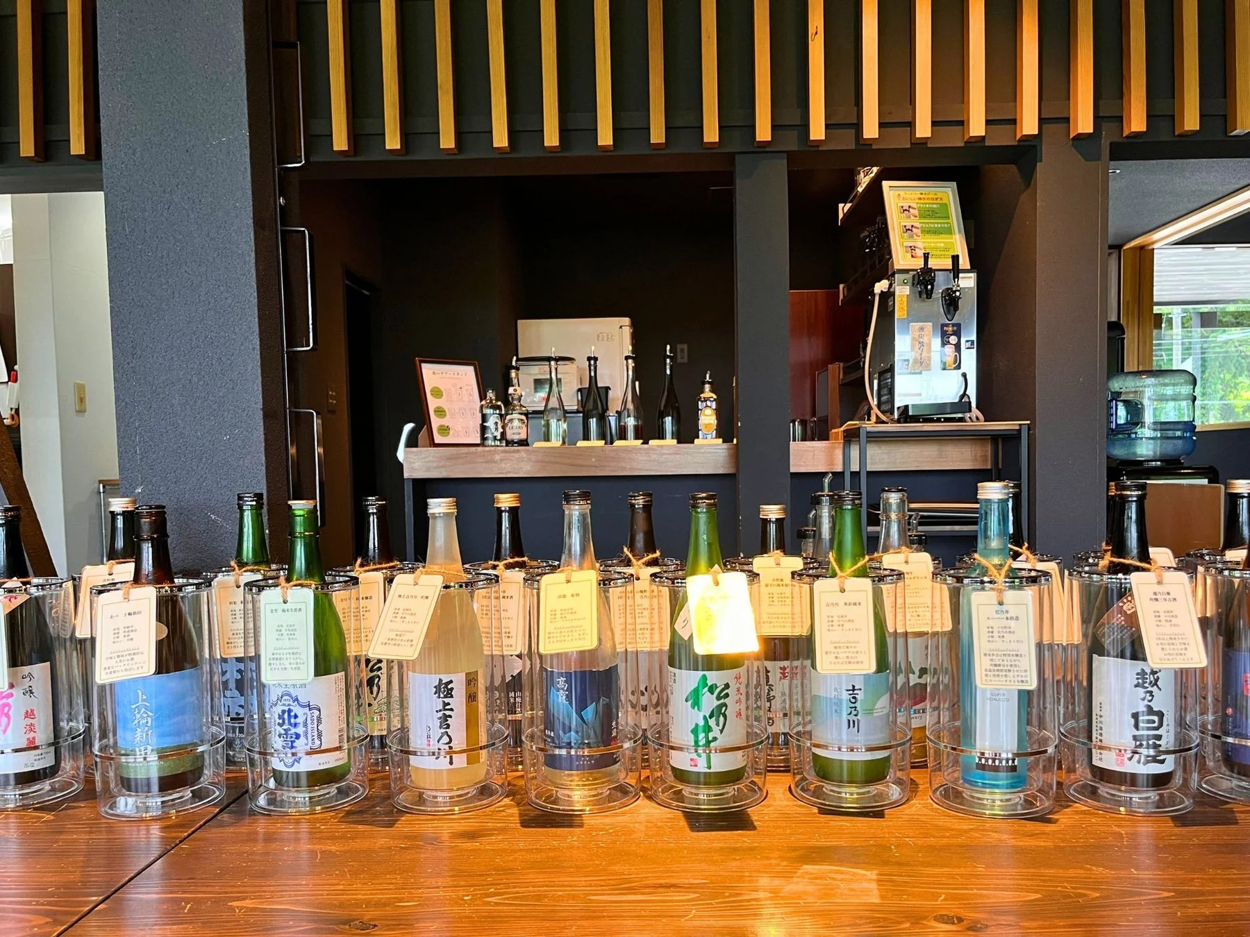 日本酒ボトルが並ぶカウンター