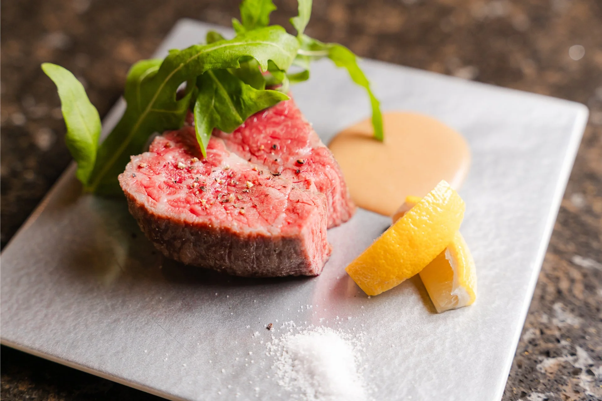 美しい盛り付けの牛肉料理