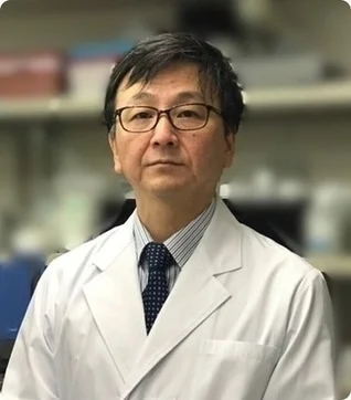 白衣と眼鏡をかけたアジア系の中年男性