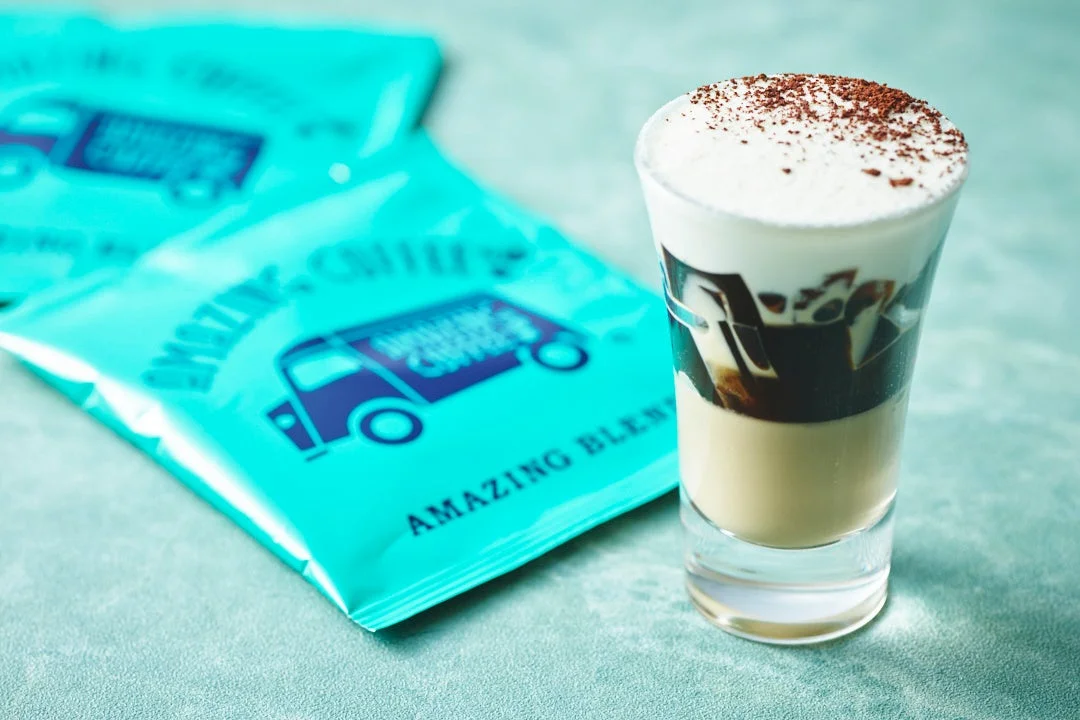 コーヒーゼリーとミルク、ホイップクリームが層になったデザートドリンク
