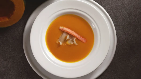 梅田スカイビル「燦宮」で秋の贅沢ランチ！ふかひれ、鮑、和牛を味わう限定コース『椿花』が9月1日より登場