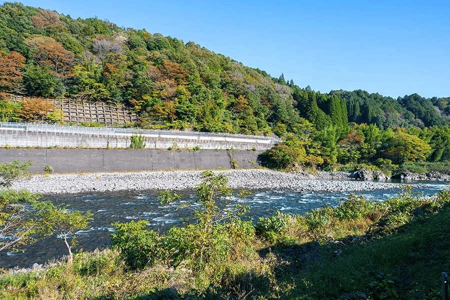 川と山、秋の風景