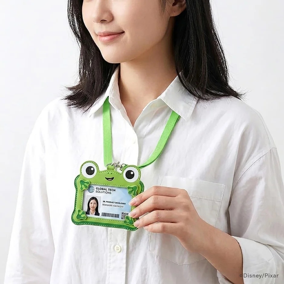 女性が着用するICカードホルダー