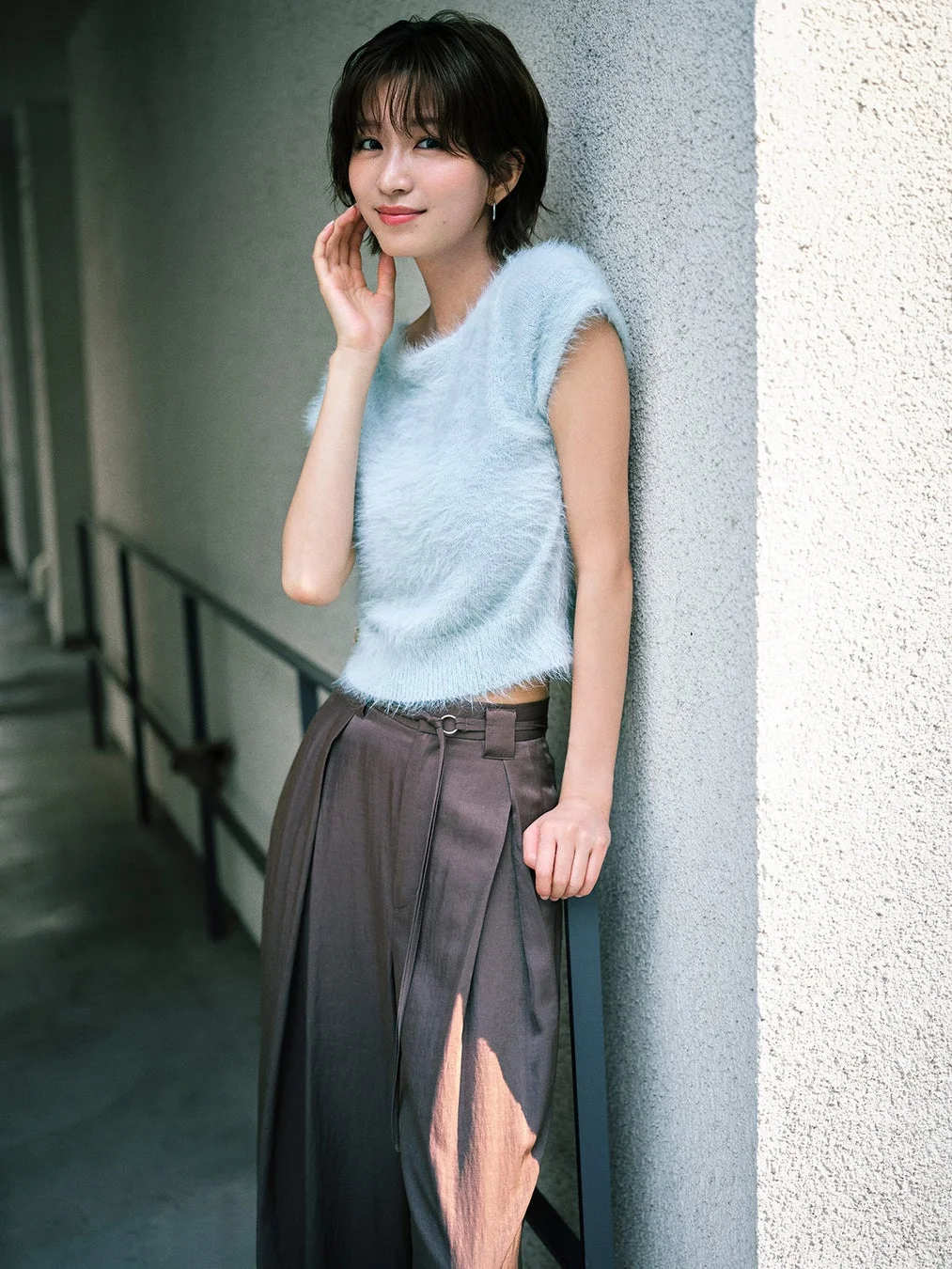 LOOK3：水色のふわふわトップスと茶色のワイドパンツ