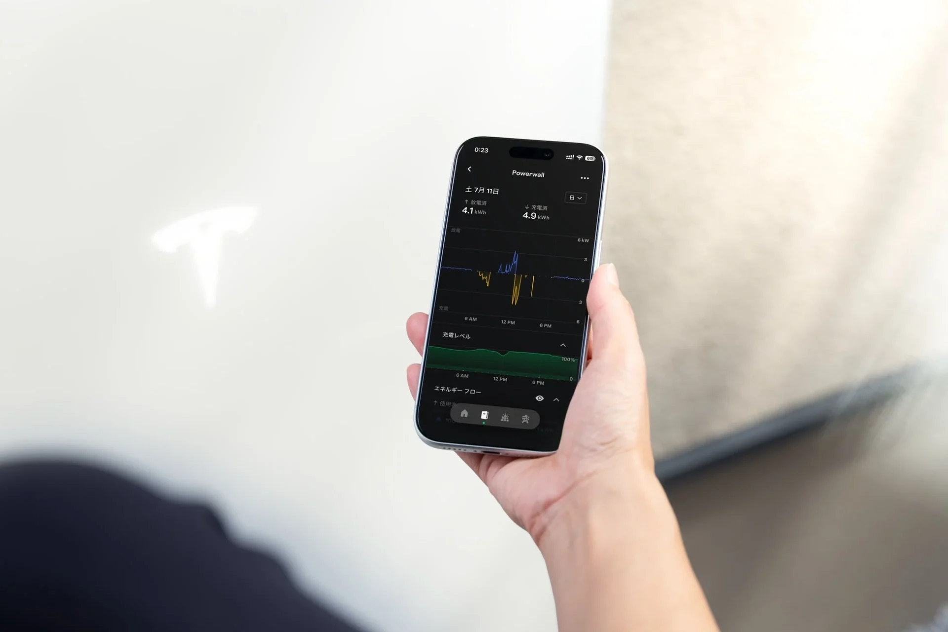 スマートフォンでテスラPowerwallのエネルギー管理アプリを表示