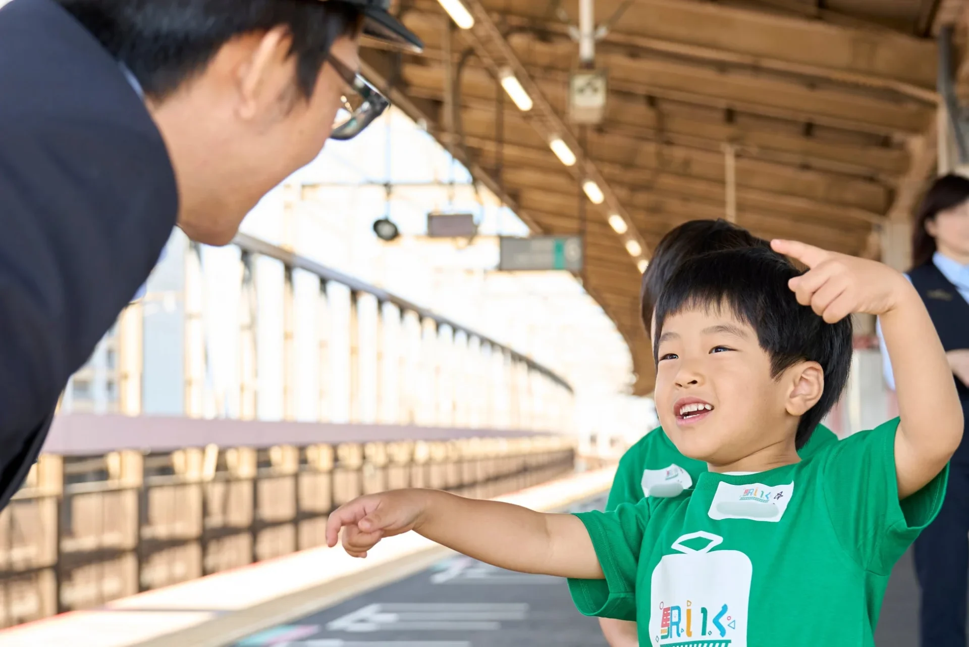 駅員と交流する男の子