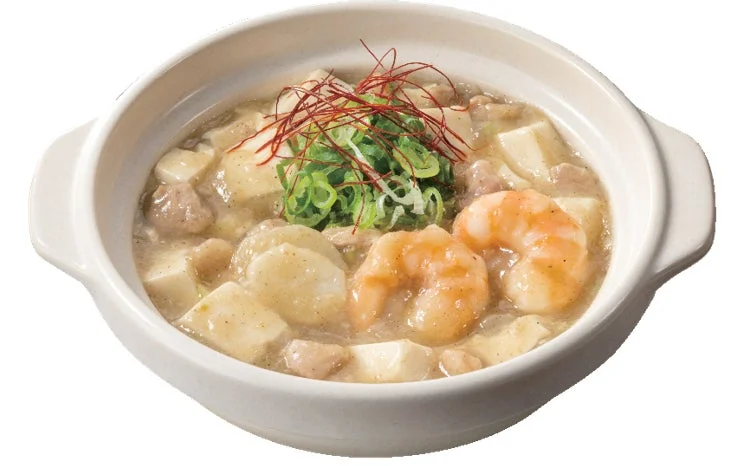 白い器に盛られた海老と豆腐の煮込み料理
