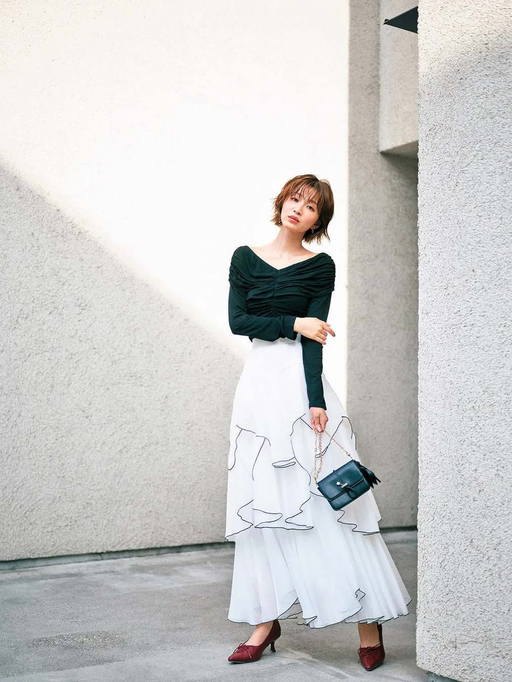 LOOK2：白いティアードスカートと黒トップス