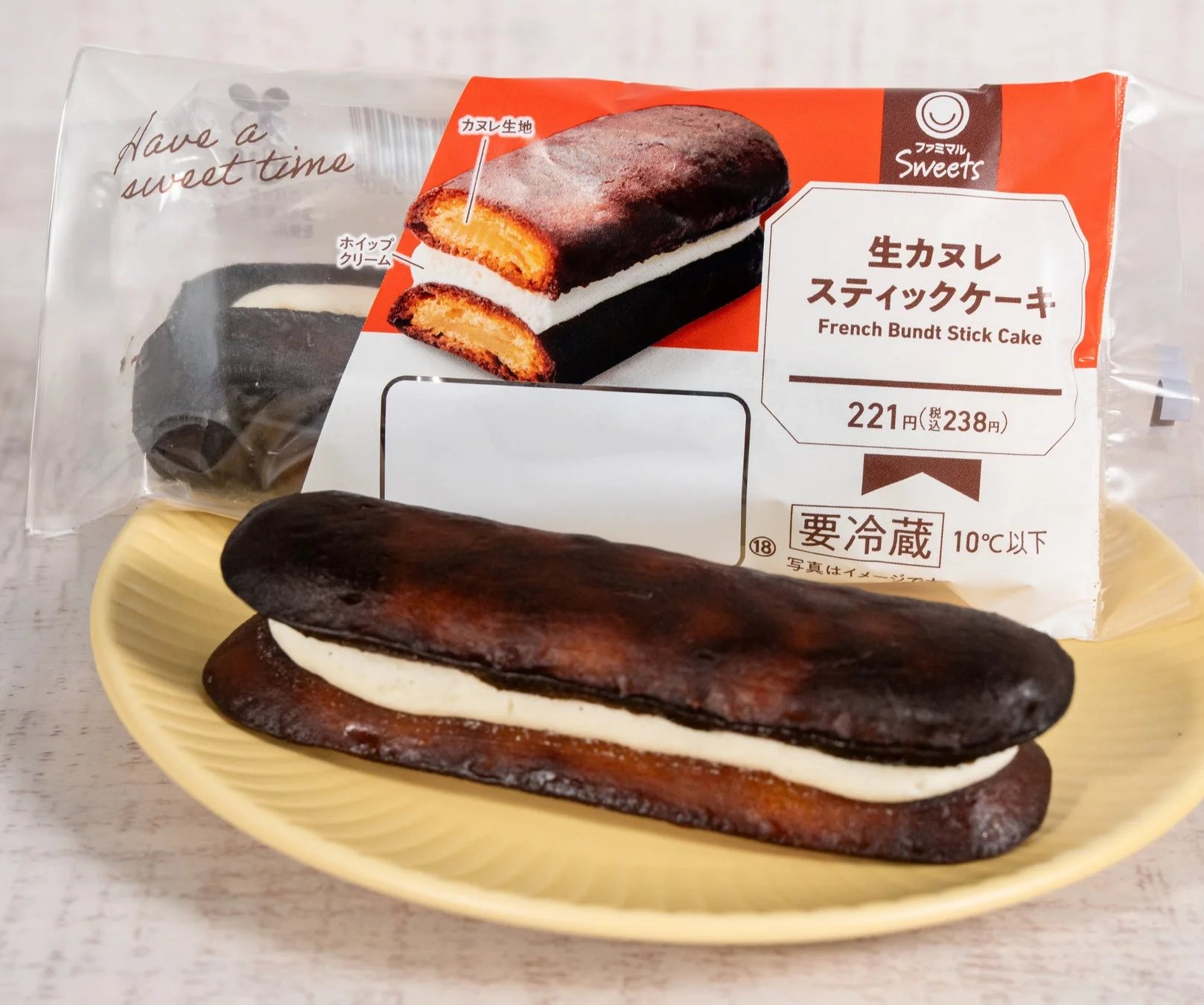 生カヌレスティックケーキのパッケージと実物