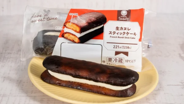 累計940万食超えのあの味が進化！ファミリーマートから片手で食べられる「生カヌレスティックケーキ」が新登場