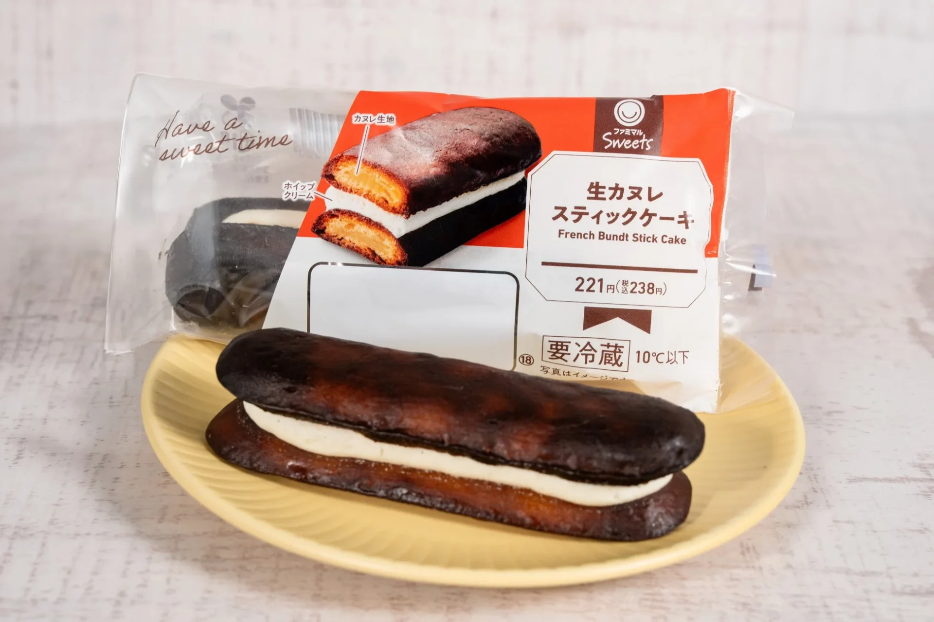 生カヌレスティックケーキのパッケージと実物