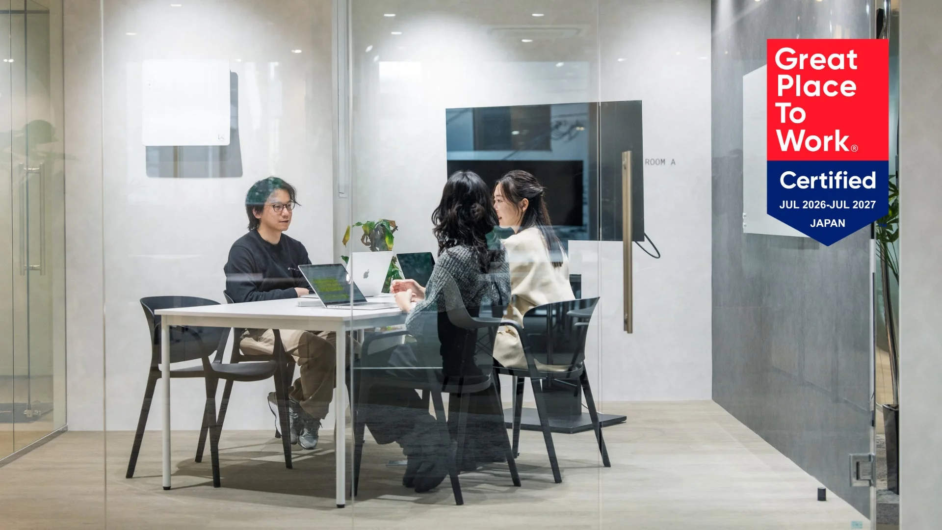 会議室でミーティングをする社員たち