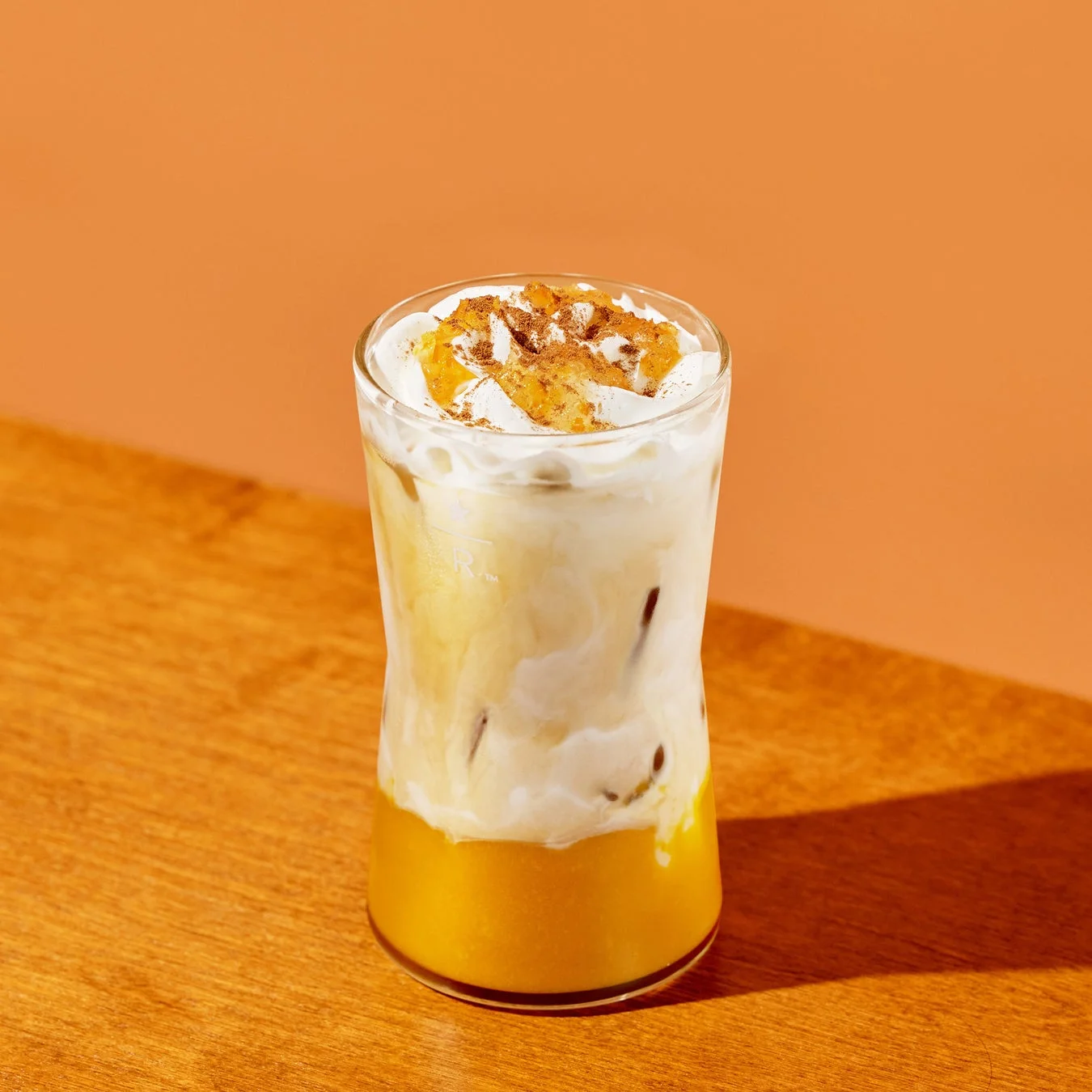 ホイップクリームとシナモンがトッピングされた冷たいドリンク